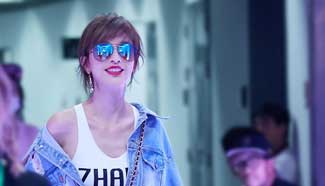 Chinese actress Zhang Li releases fashion shots in sports wear