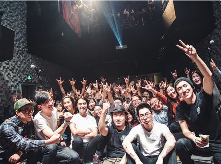 WHO&rsquo;S LISTENING？