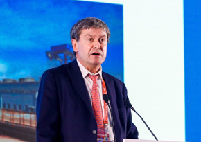 雷杰斯&middot;卡邁斯：推動中國產業升級