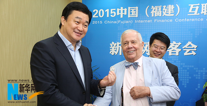 羅杰斯參加思客會(huì)，與新華網(wǎng)董事長、總裁田舒斌親切交談。