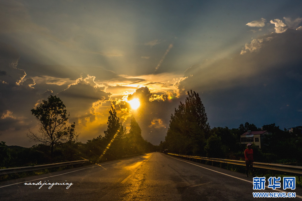 高速公路旁的田園風光