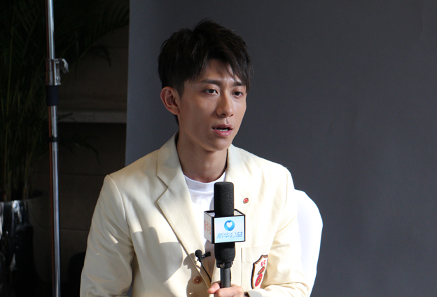 國(guó)有棟梁，大愛無疆；爾如嫩草，小愛芬芳。