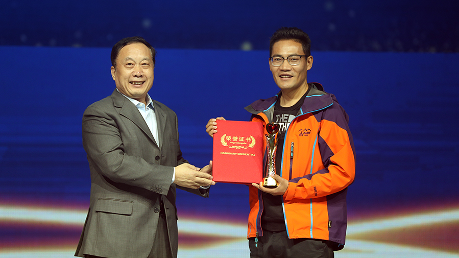 任賢良為&ldquo;珠峰環保衛士&rdquo;次仁旦達頒獎