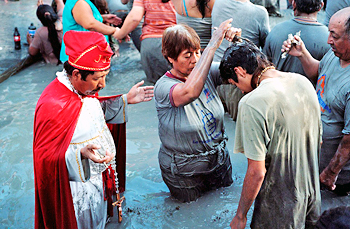 美記者圖揭墨西哥信仰治療師&ldquo;治病&rdquo;實況