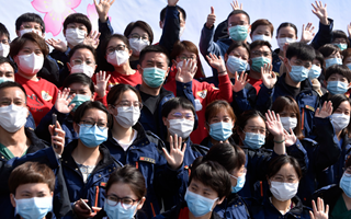 稟父老：樓蘭破，人平安，白衣戰士把家還！