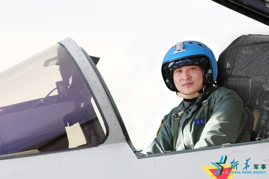 &uarr;戰機上準備起飛的張超。