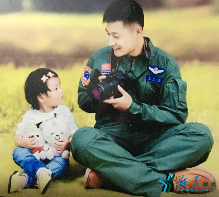 資料圖片：被選為艦載戰斗機飛行員的張超與女兒合影。