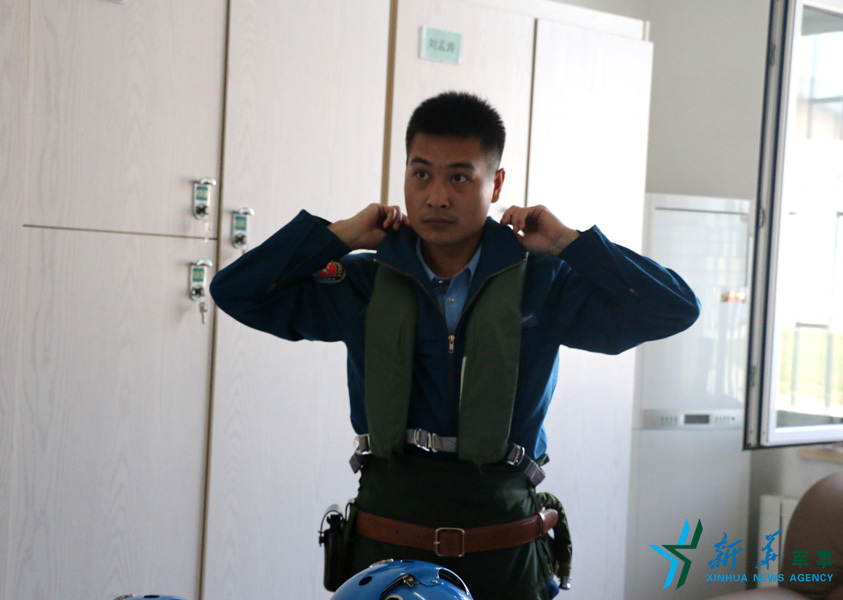 &uarr;資料圖片：張超嚴格按規定著裝參加飛行訓練。