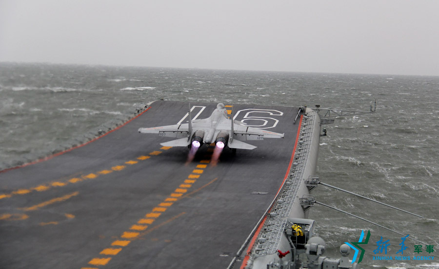 &uarr;資料圖片：艦載戰斗機起飛瞬間。