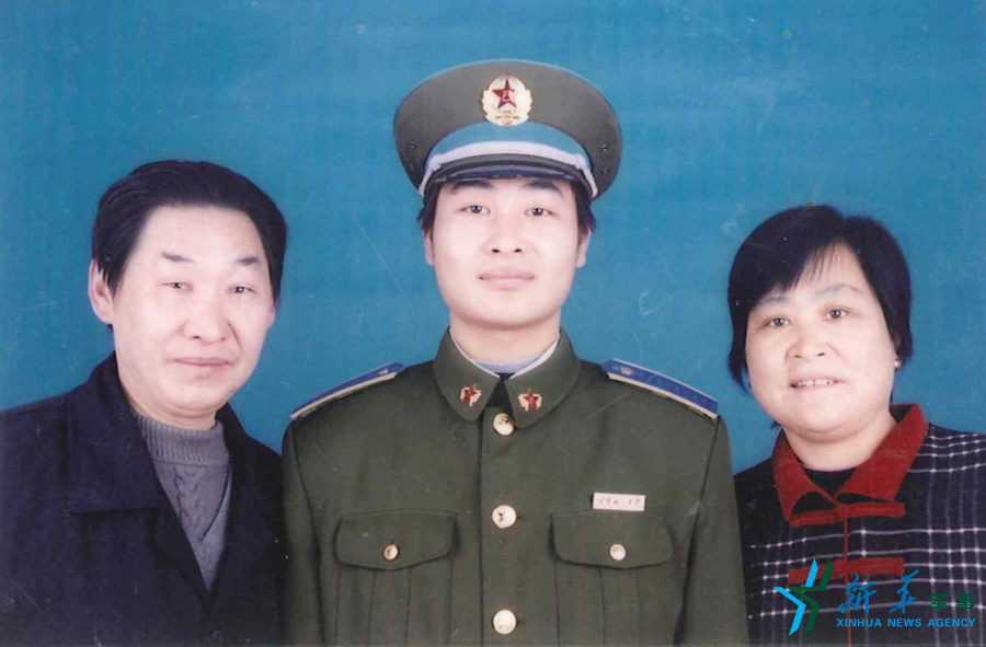 &uarr;資料圖片：張超考入飛行學院后成為全家的驕傲。