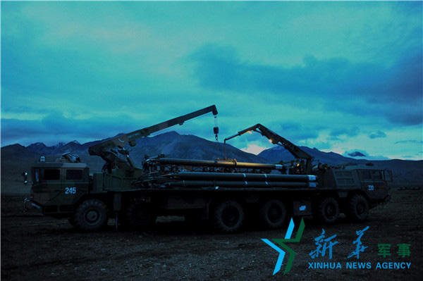 &uarr;昏暗條件下錘煉官兵火箭彈調裝技能 。（宋來蕤攝）