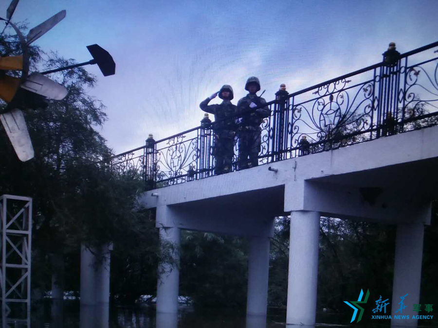 ↑中秋佳節,珍寶島的官兵在洪水中的堅守。 ↑中秋佳節,珍寶島的官兵在洪水中的堅守。