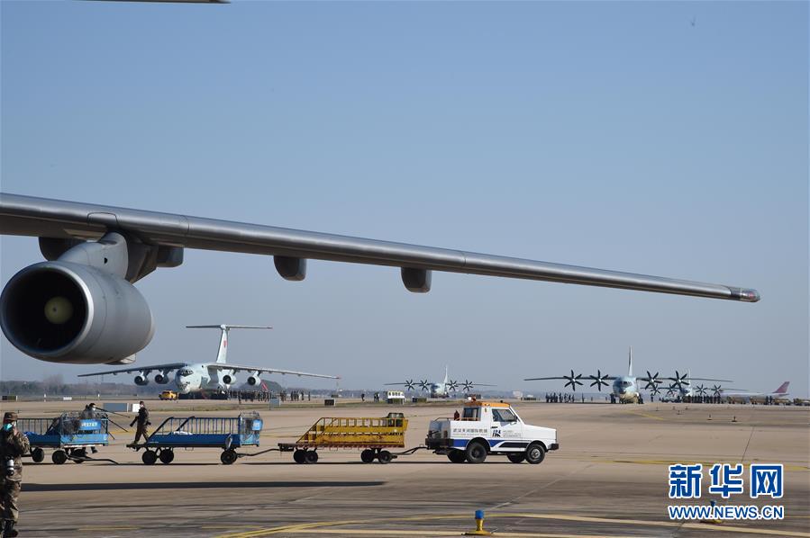 （聚焦疫情防控&middot;圖文互動(dòng)）（4）空軍第四次向武漢大規(guī)?？者\(yùn)醫(yī)療隊(duì)員和物資