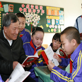 喬安山給小學生講雷鋒的故事。