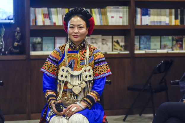 阿牛阿呷：對(duì)彝族姑娘來說，胎教就是彝族的刺繡文化，但是當(dāng)我們走出來，我們覺得我們對(duì)其他支系的服飾知識(shí)了解太少了，需要學(xué)習(xí)的很多，所以開辦了這個(gè)專業(yè)。