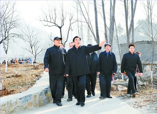 11月27日，省委書記、省人大常委會主任張慶黎到加強基層建設年活動聯系點淶水縣悟空寺村看望慰問村民，向當地干部群眾宣講黨的十八大精神。這是張慶黎在悟空寺村詳細了解村容村貌的建設情況。郭昭 攝