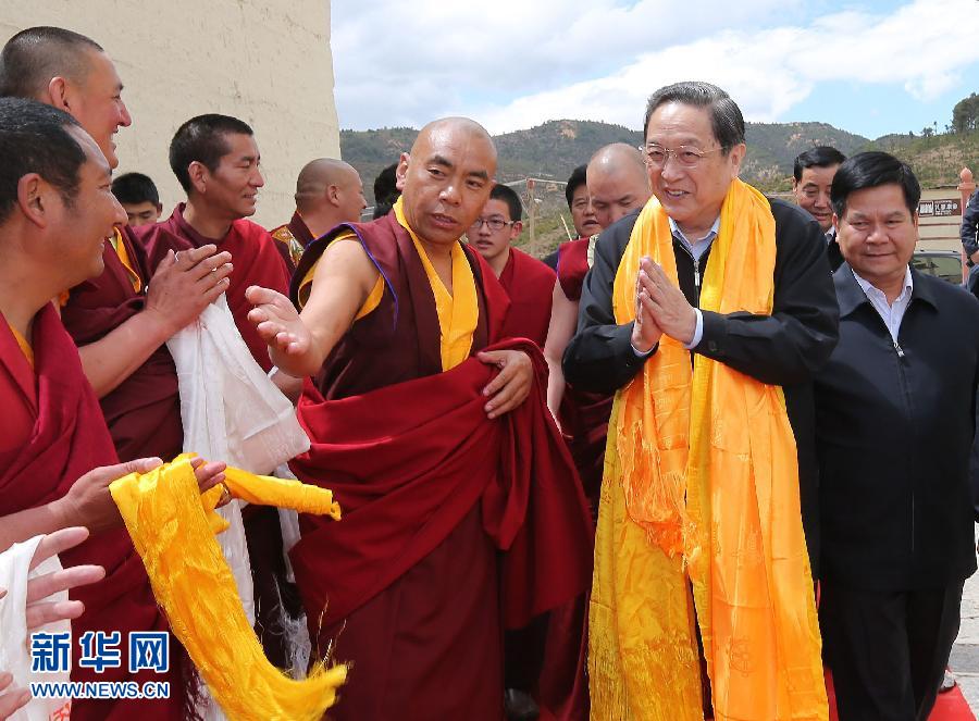 這是5月16日，俞正聲在松贊林寺看望宗教界人士。 新華社記者 劉衛兵 攝