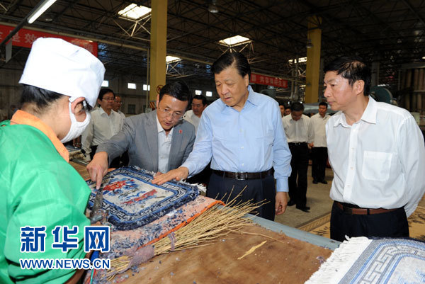 這是7月18日，劉云山在青海藏羊地毯集團有限公司調(diào)研。新華社記者 饒愛民 攝