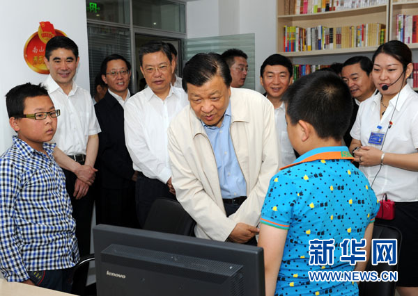 7月17日至19日，中共中央政治局常委、中央書記處書記劉云山在青海調(diào)研。這是7月18日，劉云山在西寧市南山西社區(qū)調(diào)研。 新華社記者饒愛民 攝