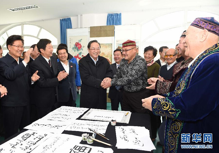 9月29日,中共中央政治局常委、全國(guó)政協(xié)主席、中央代表團(tuán)團(tuán)長(zhǎng)俞正聲率中央代表團(tuán)部分成員赴阿勒泰地區(qū)看望各族干部群眾。這是俞正聲來(lái)到阿勒泰地區(qū)老年人活動(dòng)中心,觀看老同志書(shū)畫(huà)展,同老同志親切交談。新華社記者 高潔 攝 9月29日,中共中央政治局常委、全國(guó)政協(xié)主席、中央代表團(tuán)團(tuán)長(zhǎng)俞正聲率中央代表團(tuán)部分成員赴阿勒泰地區(qū)看望各族干部群眾。這是俞正聲來(lái)到阿勒泰地區(qū)老年人活動(dòng)中心,觀看老同志書(shū)畫(huà)展,同老同志親切交談。新華社記者 高潔 攝