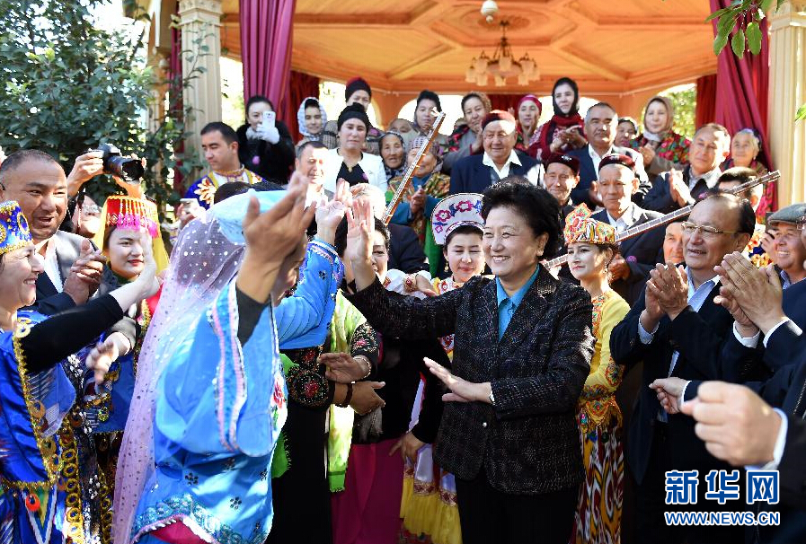 9月29日,中共中央政治局委員、國務院副總理、中央代表團副團長劉延東率中央代表團分團在伊犁哈薩克自治州看望慰問各族干部群眾。這是劉延東在伊寧市漢賓鄉(xiāng)發(fā)展村考察慰問時與表演維吾爾族傳統(tǒng)歌舞“麥西來甫”的村民們交流。新華社記者張領攝 9月29日,中共中央政治局委員、國務院副總理、中央代表團副團長劉延東率中央代表團分團在伊犁哈薩克自治州看望慰問各族干部群眾。這是劉延東在伊寧市漢賓鄉(xiāng)發(fā)展村考察慰問時與表演維吾爾族傳統(tǒng)歌舞“麥西來甫”的村民們交流。新華社記者張領攝