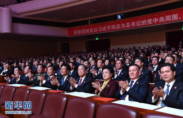 9月30日,慶祝新疆維吾爾自治區成立60周年文藝晚會《新疆禮贊》在新疆人民會堂精彩呈現。中共中央政治局常委、全國政協主席、中央代表團團長俞正聲,與2000余名各族群眾代表一起觀看演出。新華社記者 饒愛民 攝 9月30日,慶祝新疆維吾爾自治區成立60周年文藝晚會《新疆禮贊》在新疆人民會堂精彩呈現。中共中央政治局常委、全國政協主席、中央代表團團長俞正聲,與2000余名各族群眾代表一起觀看演出。新華社記者 饒愛民 攝