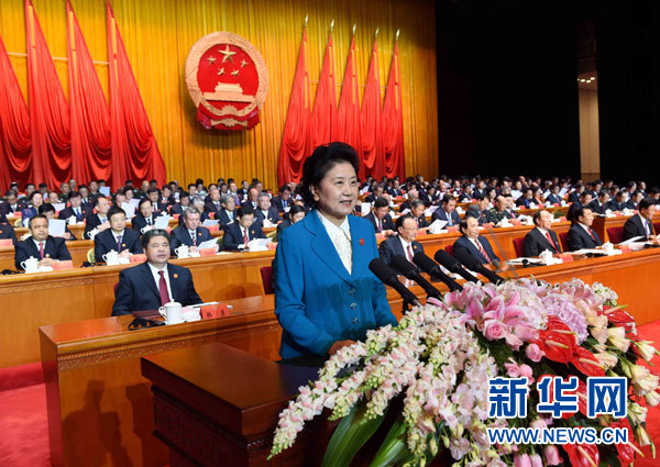 10月1日，慶祝中華人民共和國成立66周年暨新疆維吾爾自治區成立60周年大會在新疆人民會堂隆重舉行。這是中共中央政治局委員、國務院副總理、中央代表團副團長劉延東宣讀中共中央、全國人大常委會、國務院、全國政協、中央軍委關于慶祝新疆維吾爾自治區成立60周年的賀電。新華社記者 饒愛民 攝 