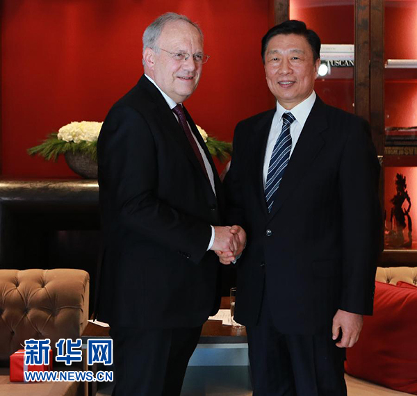 1月21日,中國國家副主席李源潮(右)在瑞士達沃斯會見瑞士聯邦主席施奈德-阿曼。 新華社記者羅歡歡攝 1月21日,中國國家副主席李源潮(右)在瑞士達沃斯會見瑞士聯邦主席施奈德-阿曼。 新華社記者羅歡歡攝