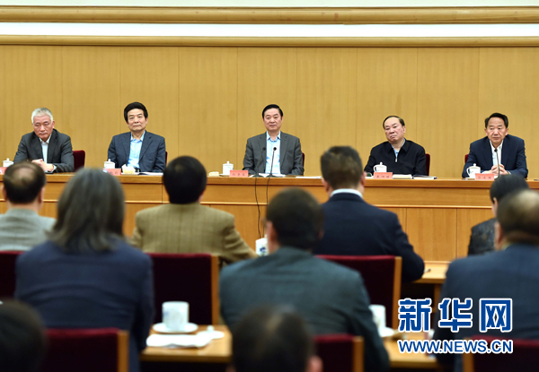 4月8日,中共中央政治局委員、中央書記處書記、中宣部部長劉奇葆在北京同講好中國故事專家學者、文化交流使者研討班學員座談。 新華社記者李濤 攝 4月8日,中共中央政治局委員、中央書記處書記、中宣部部長劉奇葆在北京同講好中國故事專家學者、文化交流使者研討班學員座談。 新華社記者李濤 攝