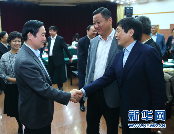 4月12日，中共中央政治局委員、中央書記處書記、中宣部部長劉奇葆在北京出席&ldquo;走向世界的中國兒童文學&rdquo;座談會并講話。這是座談會后，劉奇葆與國際安徒生獎獲得者、兒童文學作家曹文軒握手。新華社記者丁海濤攝