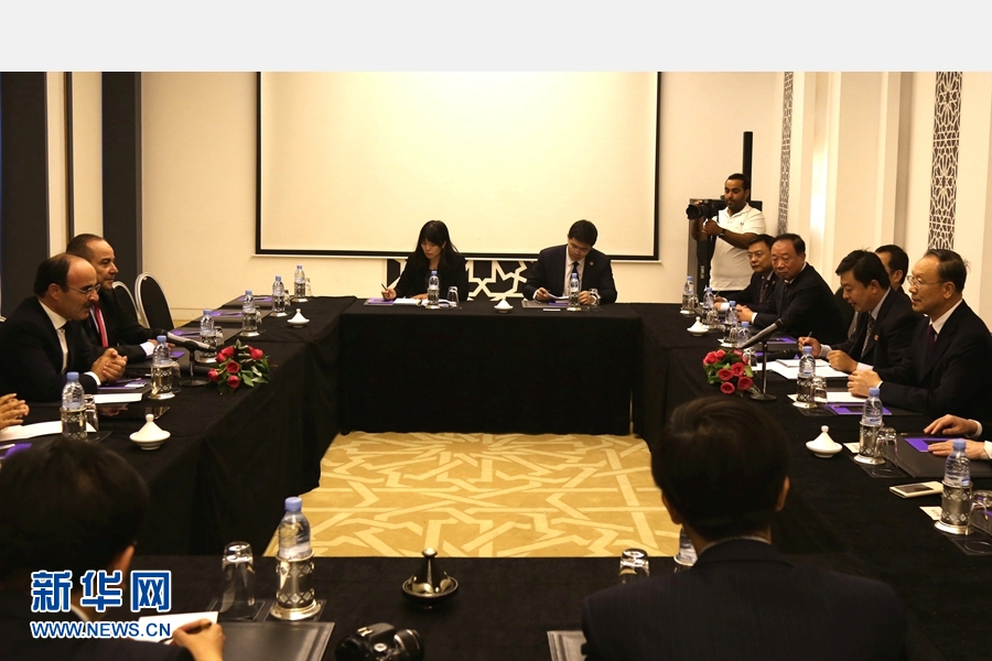 9月19日，在摩洛哥首都拉巴特，中共中央書記處書記、全國政協副主席杜青林（右一）會見摩洛哥真實性與現代黨總書記奧馬里（左一）。應摩洛哥參議院邀請，中共中央書記處書記、全國政協副主席杜青林于18日至20日率中共代表團訪摩，分別會見政府首腦本&middot;基蘭、參議長本希馬、真實性與現代黨總書記奧馬里等。新華社記者劉鍇攝