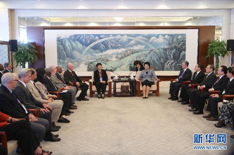 9月28日，國際醫(yī)學(xué)科學(xué)院組織2016年全體成員大會在北京舉行。國務(wù)院副總理劉延?xùn)|出席會議并作主旨報(bào)告。會前，劉延?xùn)|集體會見出席大會的主要嘉賓。新華社記者劉衛(wèi)兵攝 