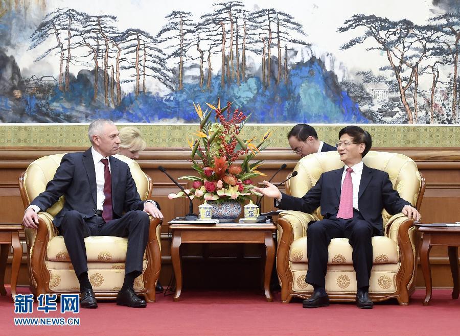 11月25日，中共中央政治局委員、中央政法委書記孟建柱在北京會見白俄羅斯總統(tǒng)辦公廳副主任米茨克維奇。 新華社記者燕雁攝 