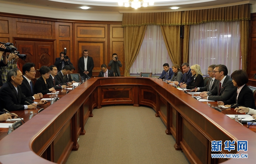 4月12日，塞爾維亞前進黨主席、政府總理武契奇（右二）在貝爾格萊德會見中共中央政治局委員、中央黨的建設工作領導小組副組長張春賢（左二）。新華社發(fā)（普雷德拉格&middot;米洛薩夫列維奇攝）