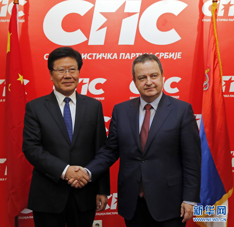 4月13日，中共中央政治局委員、中央黨的建設工作領導小組副組長張春賢（左）在塞爾維亞貝爾格萊德會見塞社會黨主席、政府第一副總理兼外長達契奇。新華社發(fā)（普雷德拉格&middot;米洛薩夫列維奇攝）