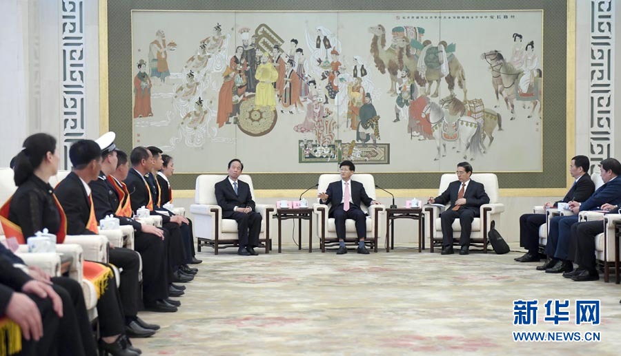 4月24日，第十三屆全國見義勇為英雄模范表彰大會在北京人民大會堂召開。會前，中共中央政治局委員、中央政法委書記孟建柱與見義勇為英雄模范及家屬代表座談。國務委員、公安部部長郭聲琨出席座談會并在表彰大會上講話。新華社記者 張鐸 攝