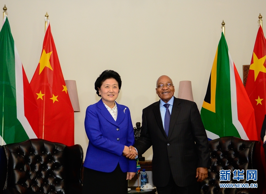 4月25日，南非總統祖馬（右）在比勒陀利亞總統官邸會見正在對南非進行正式訪問并出席中南高級別人文交流機制首次會議的中國國務院副總理劉延東。 新華社記者 翟健嵐 攝