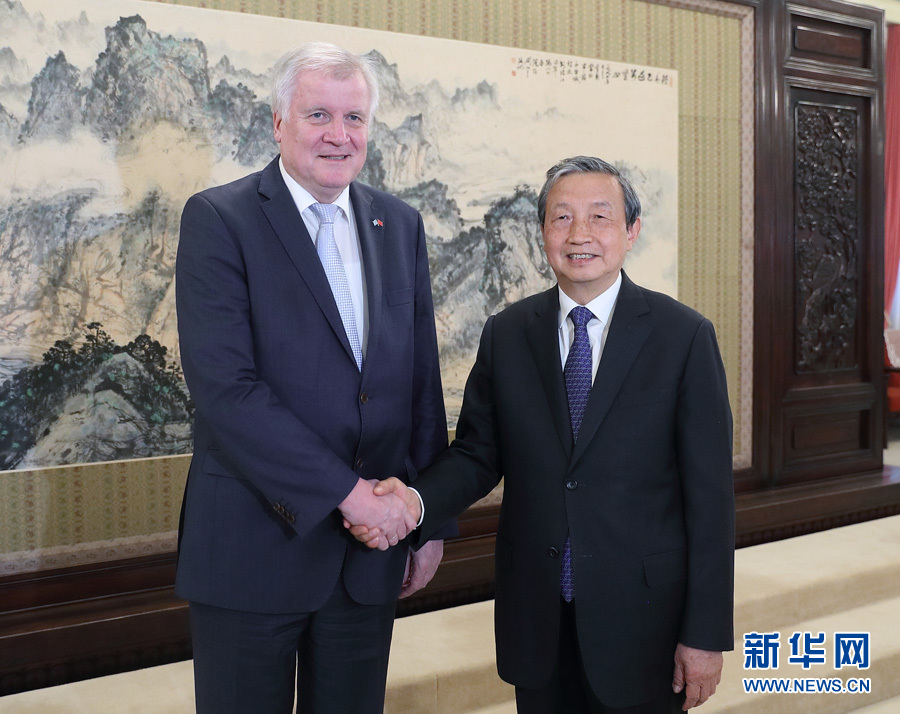 5月10日，國務(wù)院副總理馬凱在北京中南海紫光閣會見德國巴伐利亞州州長、基社盟主席霍斯特&middot;澤霍費爾一行。 新華社記者王曄攝