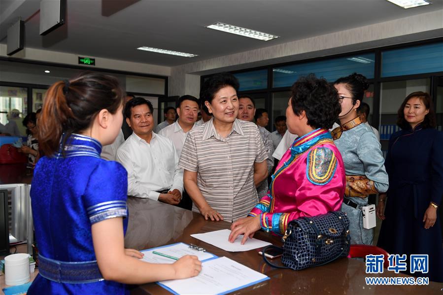 6月25日，全國民族團(tuán)結(jié)進(jìn)步創(chuàng)建經(jīng)驗(yàn)交流現(xiàn)場會(huì)在內(nèi)蒙古興安盟召開，中共中央政治局委員、國務(wù)院副總理劉延?xùn)|出席會(huì)議并講話。在內(nèi)蒙古期間，劉延?xùn)|考察內(nèi)蒙古人民代表會(huì)議舊址即&ldquo;五一會(huì)址&rdquo;，深入社區(qū)看望各族干部群眾。這是劉延?xùn)|在興安盟科右前旗興科社區(qū)與群眾交談。新華社記者 陳曄華 攝