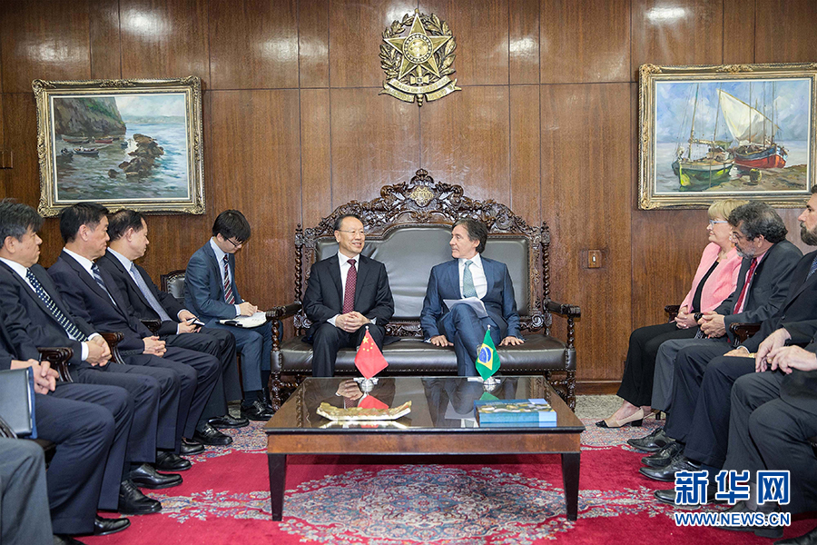 7月11日，在巴西首都巴西利亞，中共中央書記處書記、全國政協副主席杜青林（中左）會見巴西參議院議長歐尼西奧&middot;奧利維拉（中右）。新華社記者李明攝