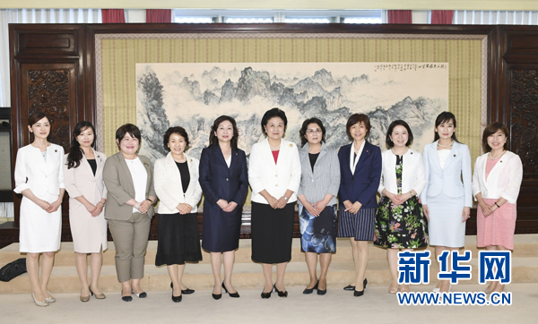 　　7月12日，國(guó)務(wù)院副總理劉延?xùn)|在北京會(huì)見(jiàn)以日本自民黨前總務(wù)會(huì)長(zhǎng)野田圣子為首的日本執(zhí)政黨女國(guó)會(huì)議員代表團(tuán)一行。 新華社記者 高潔 攝