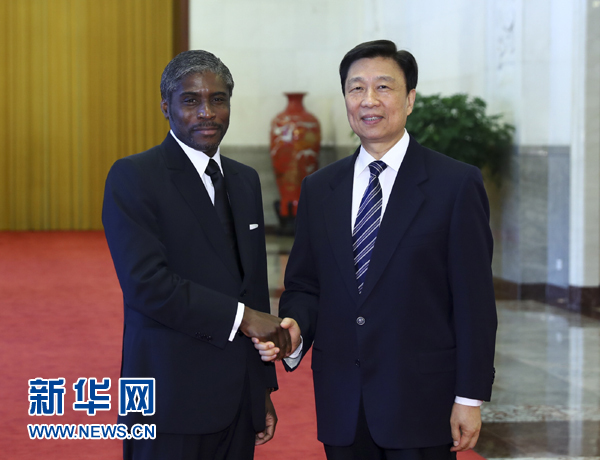 7月13日，中國國家副主席李源潮在北京人民大會堂與赤道幾內(nèi)亞副總統(tǒng)曼格會談。 新華社記者 謝環(huán)馳 攝