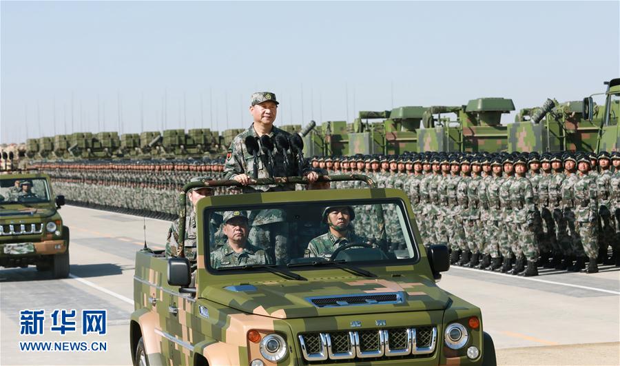 7月30日上午,慶祝中國人民解放軍建軍90周年閱兵在朱日和聯合訓練基地隆重舉行。中共中央總書記、國家主席、中央軍委主席習近平檢閱部隊并發表重要講話。這是習近平乘車檢閱部隊。新華社記者 李剛 攝 7月30日上午,慶祝中國人民解放軍建軍90周年閱兵在朱日和聯合訓練基地隆重舉行。中共中央總書記、國家主席、中央軍委主席習近平檢閱部隊并發表重要講話。這是習近平乘車檢閱部隊。新華社記者 李剛 攝