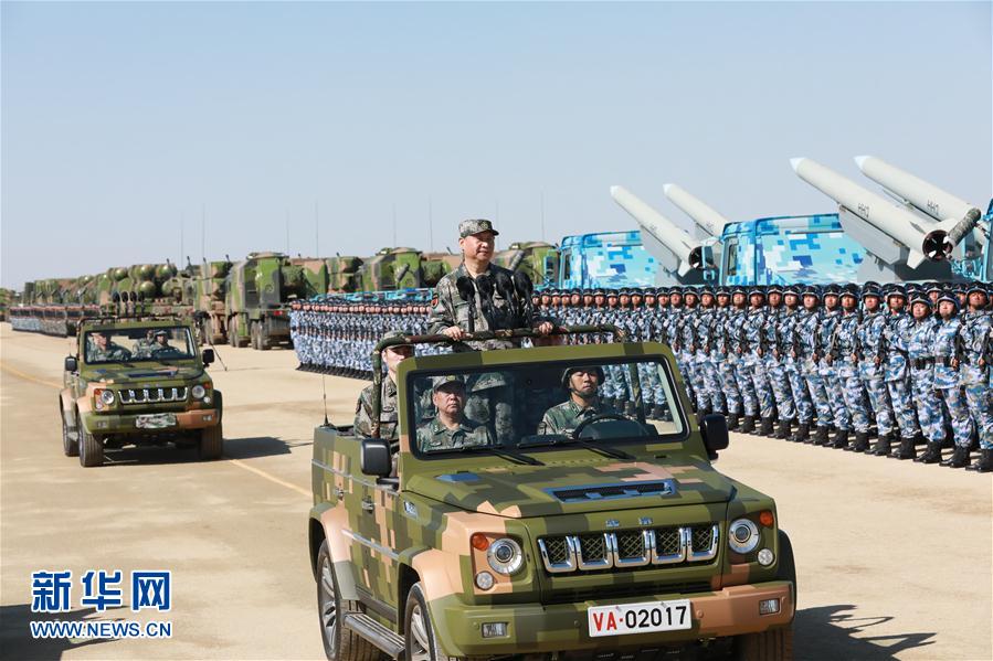 7月30日上午,慶祝中國人民解放軍建軍90周年閱兵在朱日和聯合訓練基地隆重舉行。中共中央總書記、國家主席、中央軍委主席習近平檢閱部隊并發表重要講話。這是習近平乘車檢閱部隊。新華社記者 李剛 攝 7月30日上午,慶祝中國人民解放軍建軍90周年閱兵在朱日和聯合訓練基地隆重舉行。中共中央總書記、國家主席、中央軍委主席習近平檢閱部隊并發表重要講話。這是習近平乘車檢閱部隊。新華社記者 李剛 攝