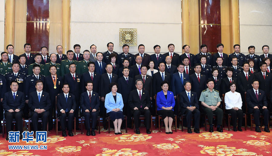 8月7日,中共中央政治局常委、全國政協主席、中央代表團團長俞正聲率代表團部分成員分別赴內蒙古軍區、武警內蒙古總隊、武警內蒙古森林總隊慰問,并會見自治區政法干警代表。這是俞正聲會見自治區政法干警代表并合影。新華社記者 張領 攝 8月7日,中共中央政治局常委、全國政協主席、中央代表團團長俞正聲率代表團部分成員分別赴內蒙古軍區、武警內蒙古總隊、武警內蒙古森林總隊慰問,并會見自治區政法干警代表。這是俞正聲會見自治區政法干警代表并合影。新華社記者 張領 攝