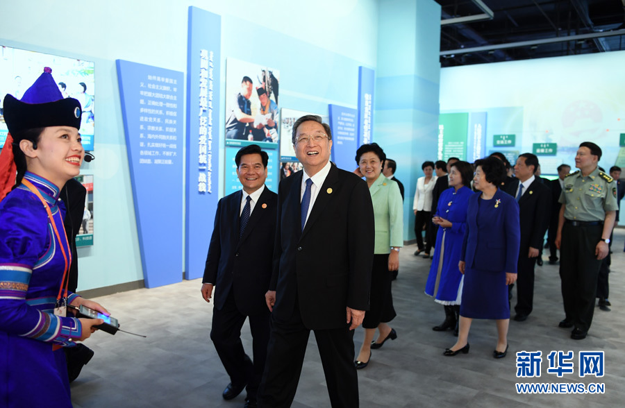 8月7日,中共中央政治局常委、全國政協主席、中央代表團團長俞正聲率代表團全體成員來到內蒙古展覽館,參觀《守望相助團結奮斗——慶祝內蒙古自治區成立70周年展覽》。 新華社記者 張領 攝 8月7日,中共中央政治局常委、全國政協主席、中央代表團團長俞正聲率代表團全體成員來到內蒙古展覽館,參觀《守望相助團結奮斗——慶祝內蒙古自治區成立70周年展覽》。 新華社記者 張領 攝