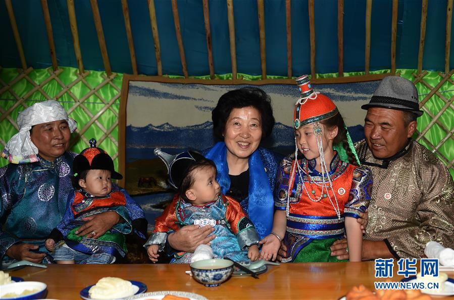 8月11日，帶著以習近平同志為核心的黨中央的親切關懷和全國各族人民的美好祝福，中共中央政治局委員、中央統戰部部長、中央代表團副團長孫春蘭率中央代表團三分團在錫林郭勒盟看望各族干部群眾，共同慶祝內蒙古自治區成立70周年。這是孫春蘭在錫林浩特市寶力根蘇木牧民巴&middot;巴特爾（右一）家中看望。新華社記者 任軍川 攝