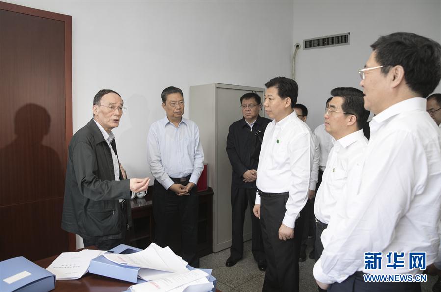 9月3日至5日，中共中央政治局常委、中央紀(jì)委書記、中央巡視工作領(lǐng)導(dǎo)小組組長王岐山在湖南省調(diào)研并主持召開巡察工作座談會。這是9月4日，王岐山來到株洲市委巡察辦看望巡察干部。新華社記者 王曄 攝
