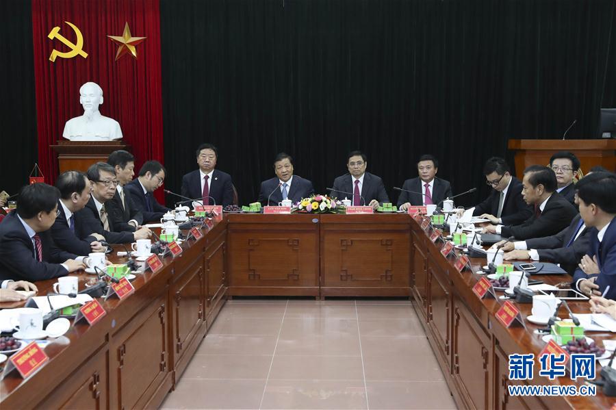 應越南共產黨邀請，中共中央政治局常委、中央書記處書記劉云山9月18日至19日對越南進行正式訪問。這是9月19日，劉云山在越共中央政治局委員范明政陪同下考察胡志明國家政治學院，并與曾赴華考察交流的越方學員代表進行座談。 新華社記者龐興雷 攝