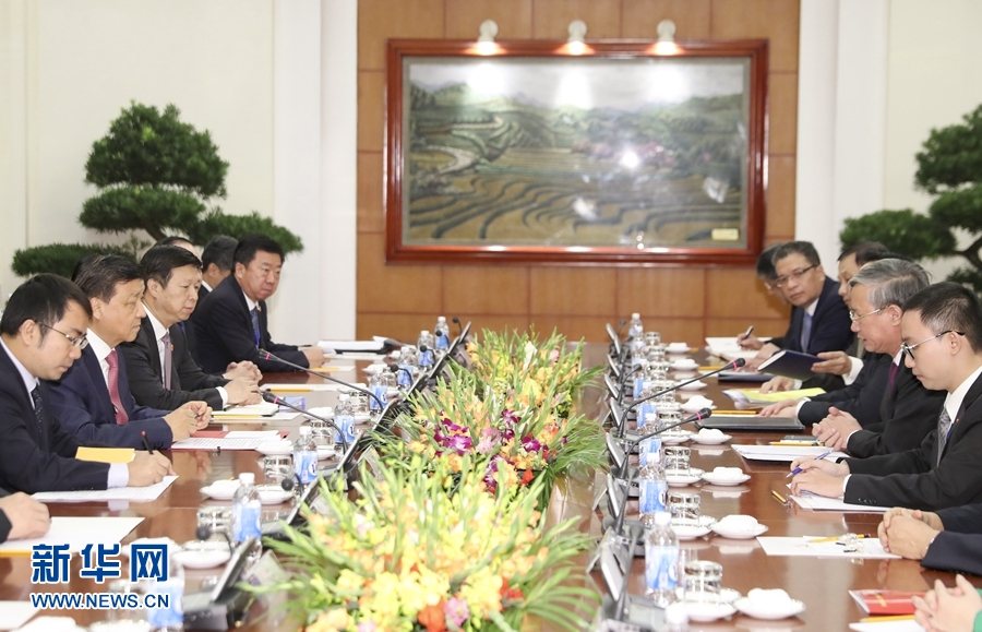 應越南共產黨邀請，中共中央政治局常委、中央書記處書記劉云山9月18日至19日對越南進行正式訪問。這是9月18日，劉云山在河內與越共中央政治局委員陳國旺舉行會談。 新華社記者 丁林 攝